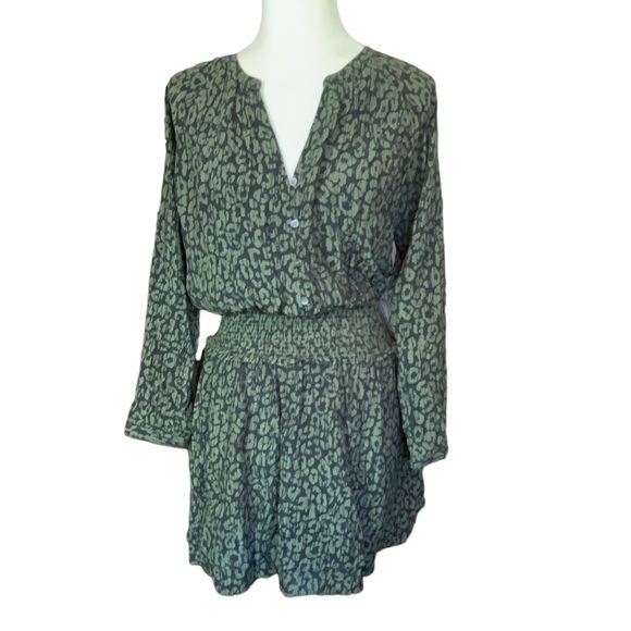 Rails Dresses & Skirts - Rails Jasmine Olive Batik Cheetah long sleeve smocked waist dress Size S